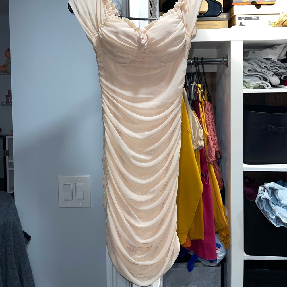 Cute tight dress with drop down sleeves. Very beautiful and only worn once!